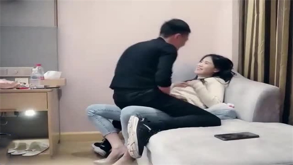 尋花偷拍实录-天价约炮高颜值长腿女神，付款后主动投怀送抱饥渴难耐！