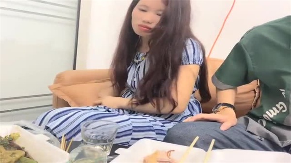 饥渴美少妇网聊赴约，吃饱喝足后被约炮达人操到腿软天亮！