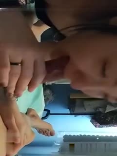 粉鲍女神自慰玩弄蜜穴，高潮喷水湿透不停